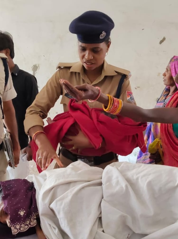 Bihar:ड्यूटी भी और इंसानियत भी, दरभंगा जंक्शन पर गूंजी नन्ही किलकारी, पुलिस ने मसीहा बनकर कराया सुरक्षित प्रसव