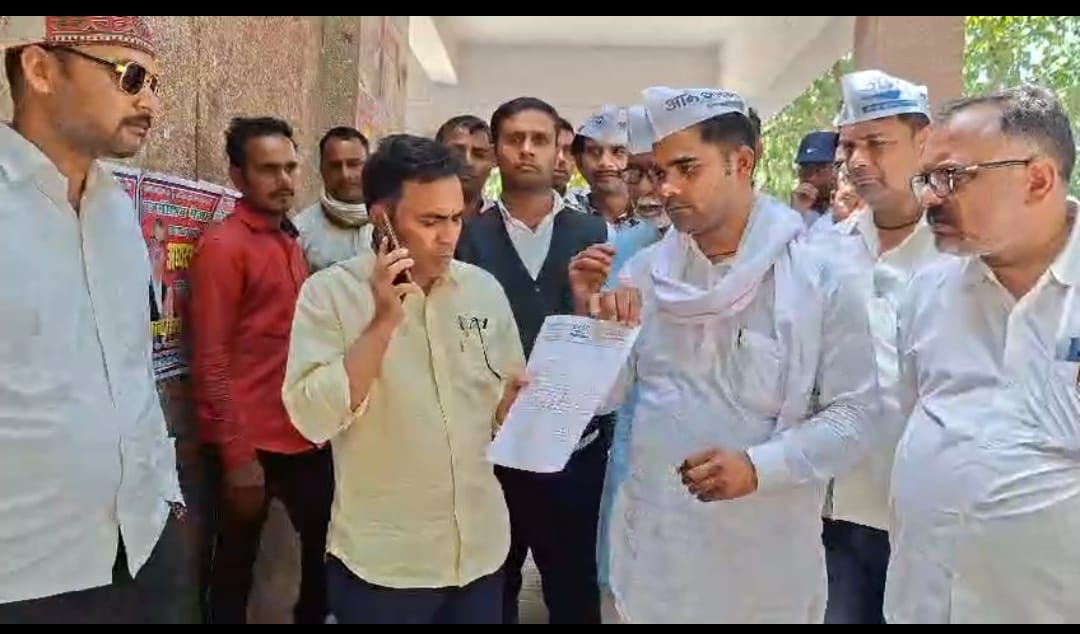 Angered by the shortage of cylinders, AAP staged a protest