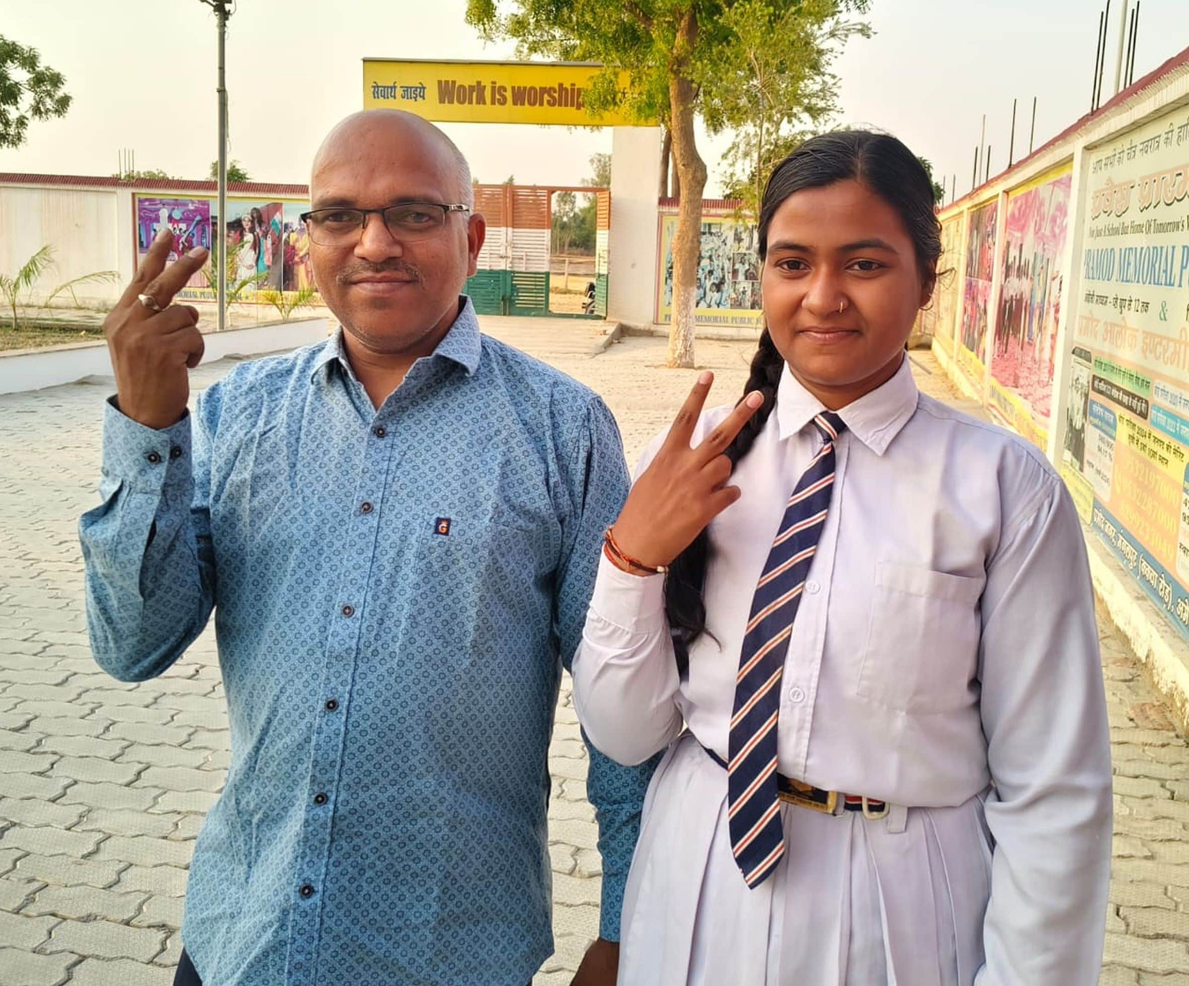  मेधावी निधि के साथ मौजूद पिता। स्रेात: विद्यालय प्रबंधन