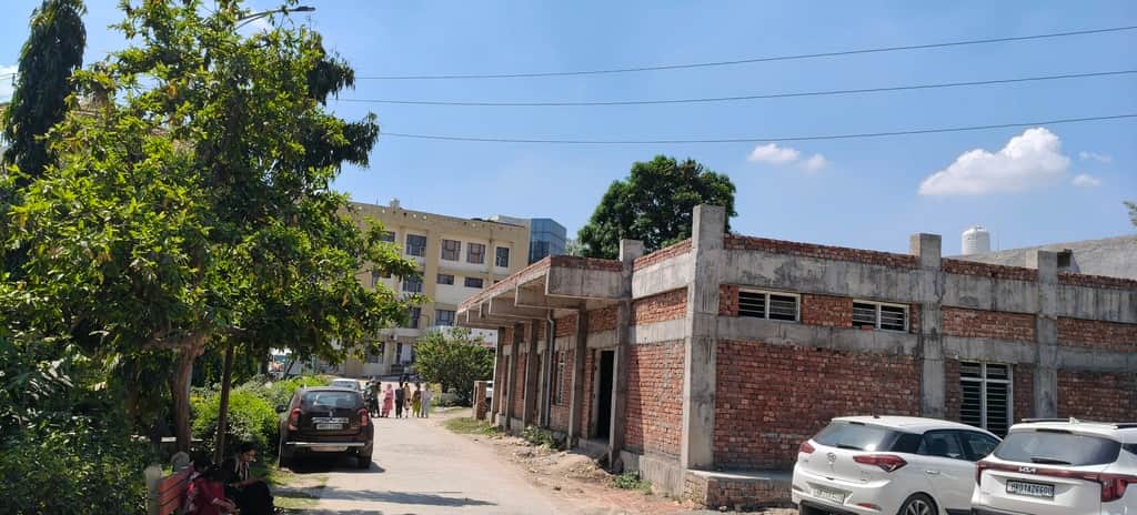 नागरिक अस्पताल के उपर से गुजरती हाईटेंशन लाइन। संवाद