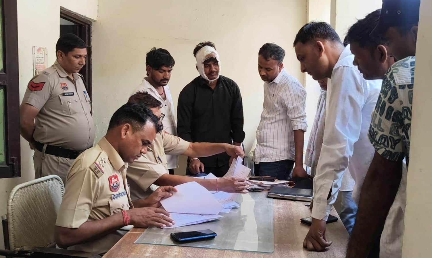 नागरिक अस्पताल स्थित पुलिस चौकी में मृतक के  परिजनों के बयान दर्ज करती पुलिस।