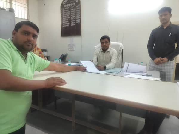 नामांकन पत्र दाखिल कराते प्रत्याशी मनोज। संवाद