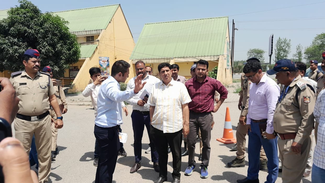 Cabinet Minister Batra inspected the arrangements at Narsan border