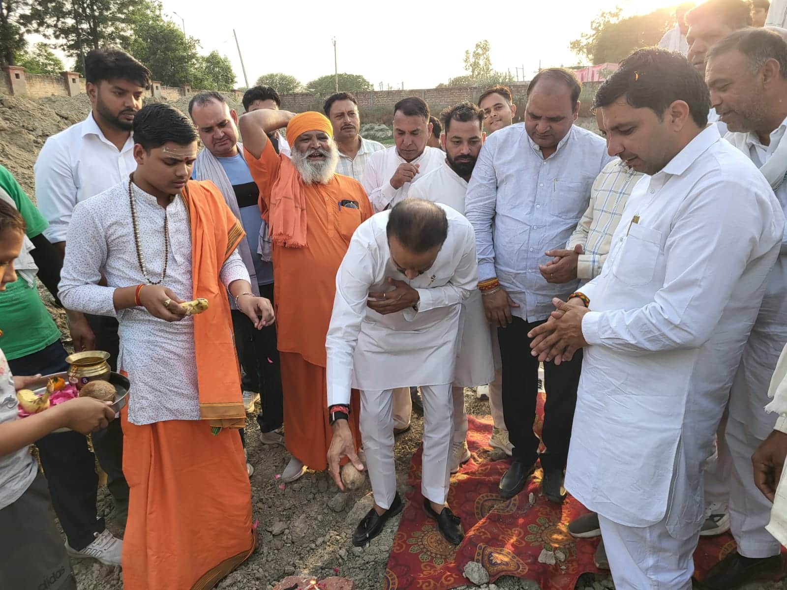 नारियल तोड़कर विकास कार्य का शुभारंभ करते विधायक योगेंद्र राणा। संगठन