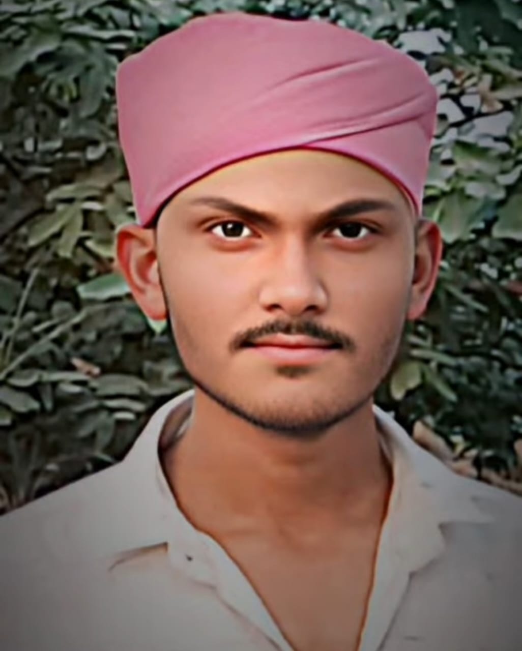 A young man died after being hit by a high-tension wire while spreading clothes.