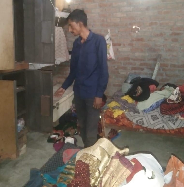 In Gurri village, a family slept in the courtyard while a theft took place inside their home.