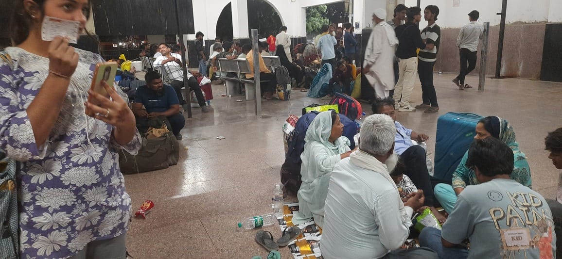 Basti News: स्पेशल ट्रेनों की देरी से यात्री परेशान