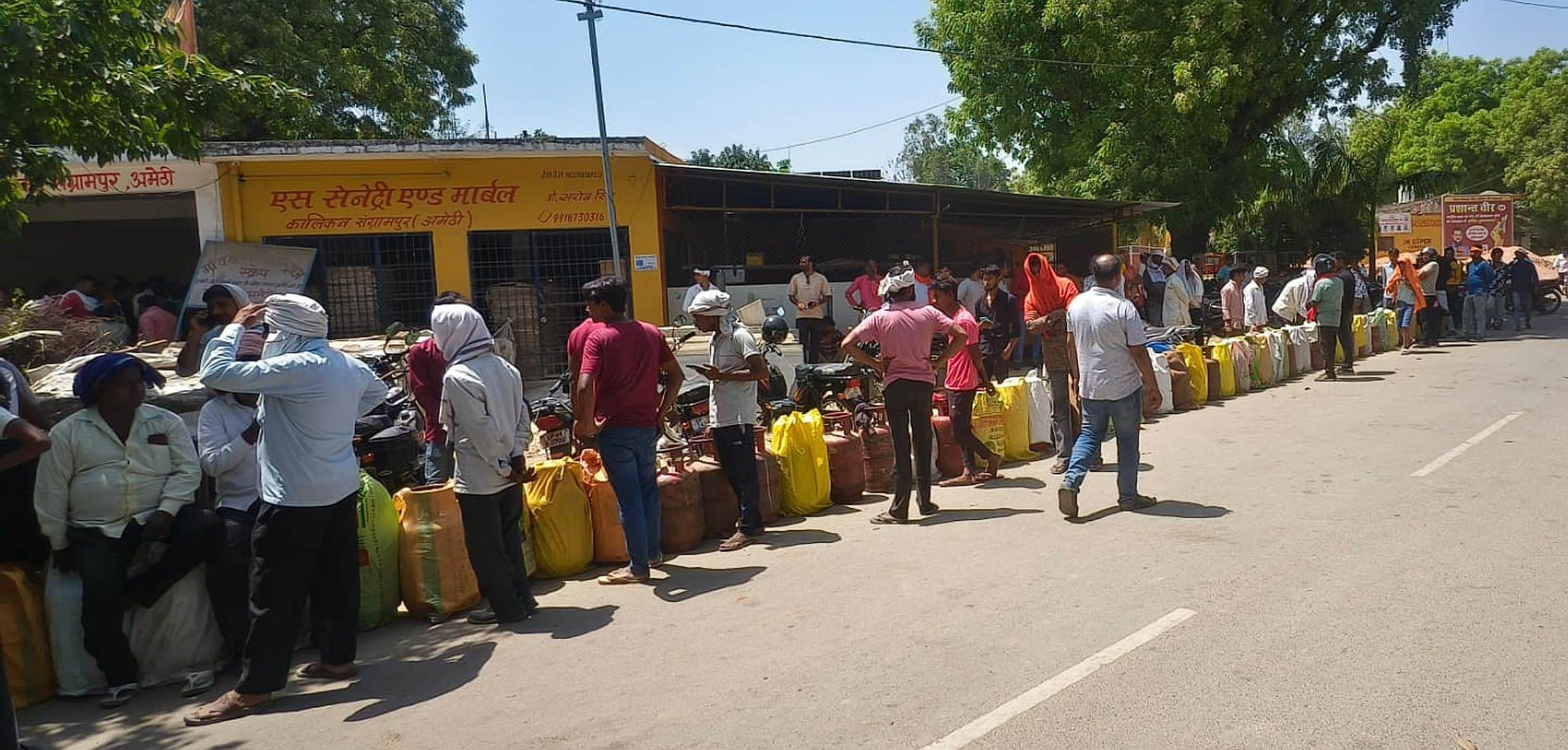 संग्रामपुर में सिलिंडर के लिए इंतजार करते उपभोक्ता। -संवाद