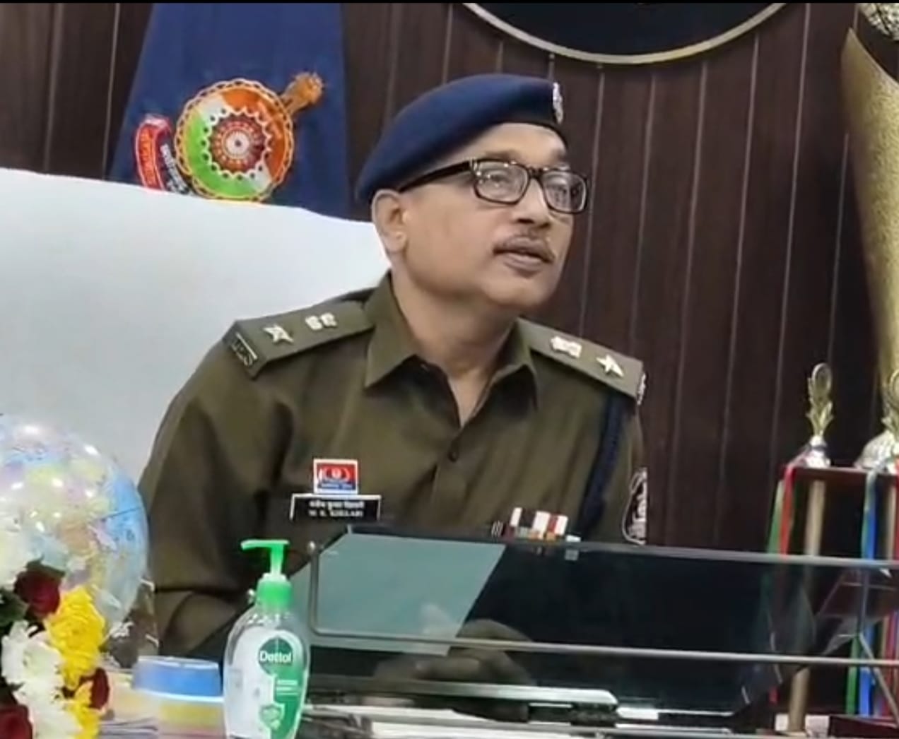 सड़क पर वाहनों से वसूली आरक्षक निलबिंत।।