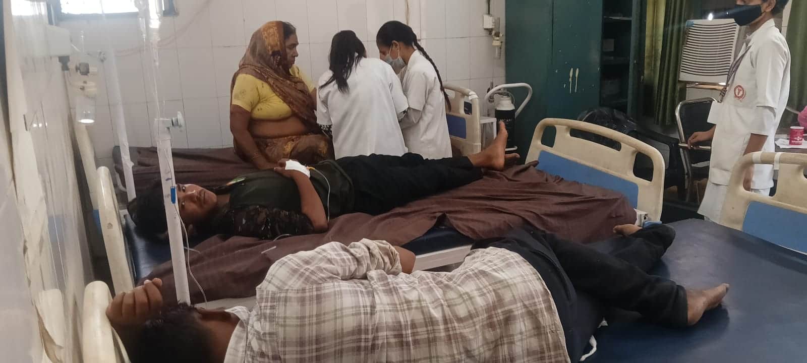 सामुदायिक स्वास्थ्य केंद्र के इमरजेंसी वार्ड में भर्ती डायरिया के मरीज। संवाद