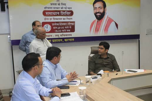 समाधान शिविर में व्यक्ति की समस्या सुनते डीसी डॉ. आनंद कुमार शर्मा। संवाद