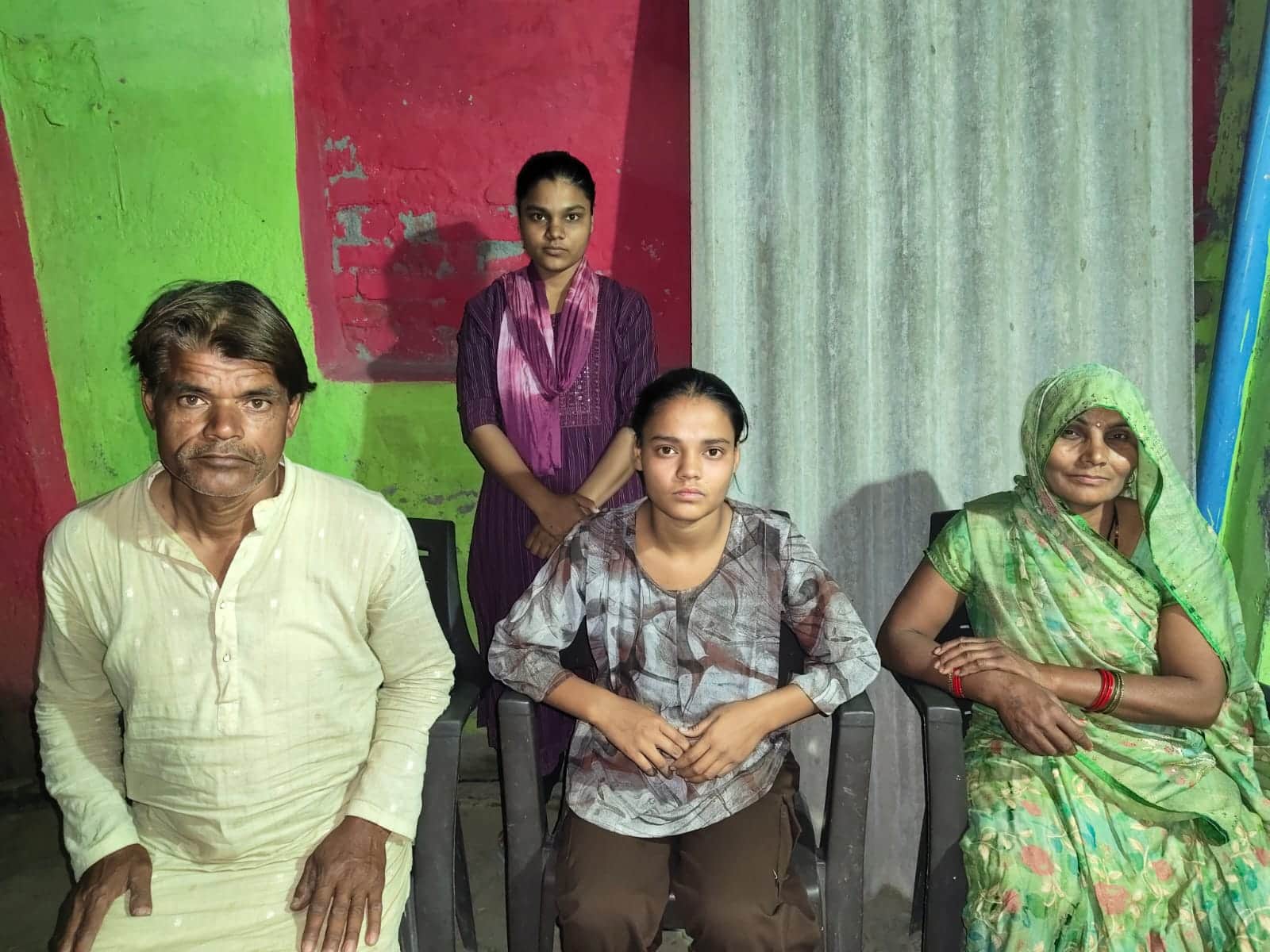 सादाबाद के गांव झगरार में अपने परिवार के साथ छात्रा बीना। स्रोत : स्वयं