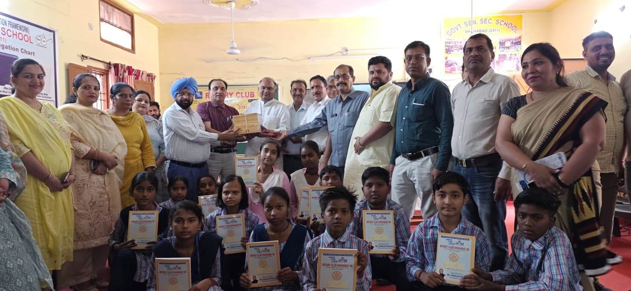 Rotary Club distributes notebooks to 450 students