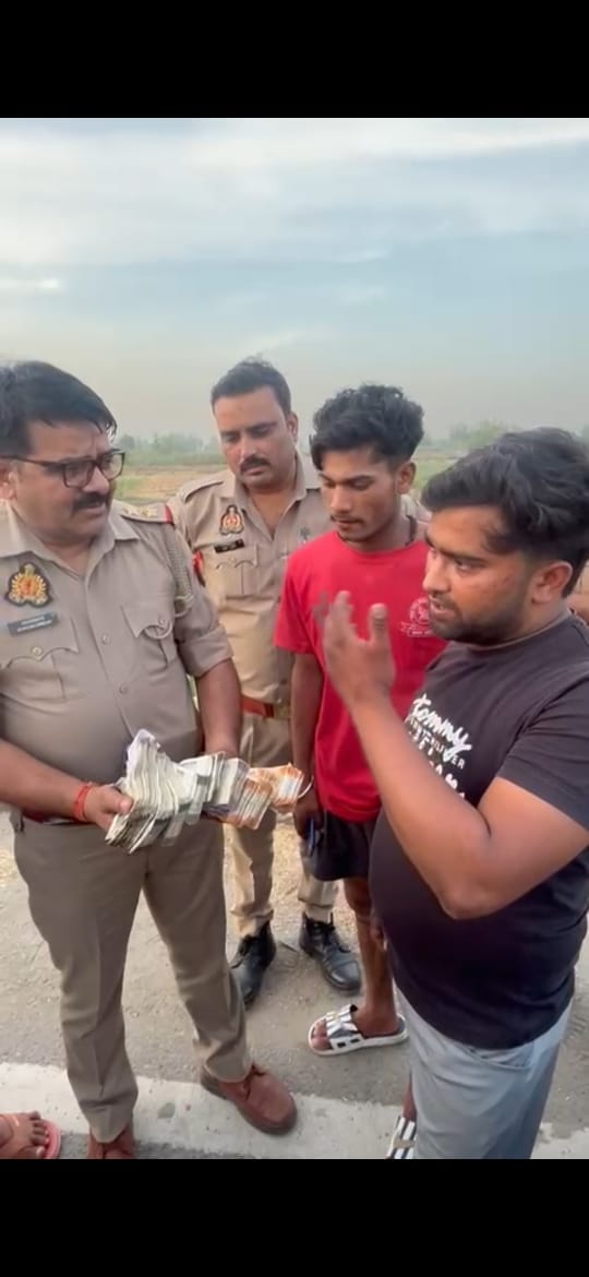 4 lakh rupees in currency notes found scattered over a distance of 500 metres on the highway