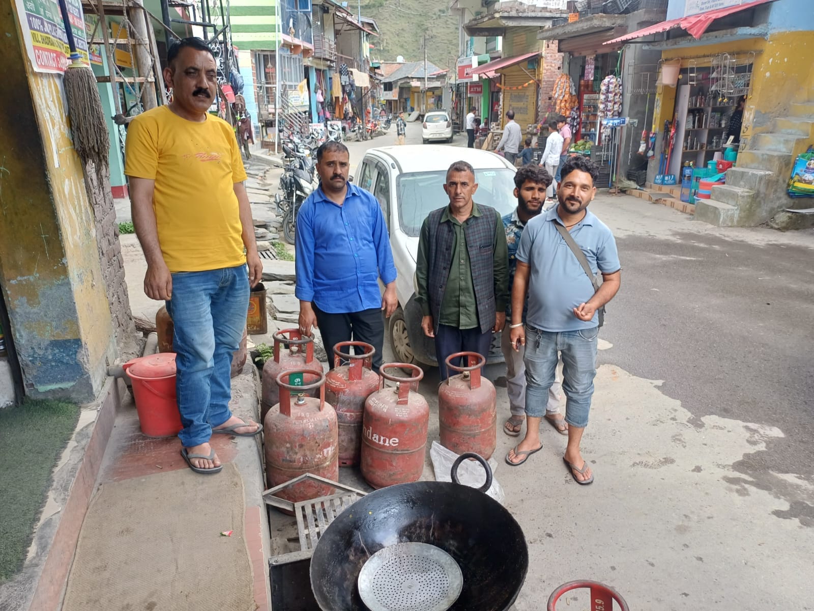People sweltered in the wait; anger flared when the vehicle carrying gas cylinders failed to arrive.