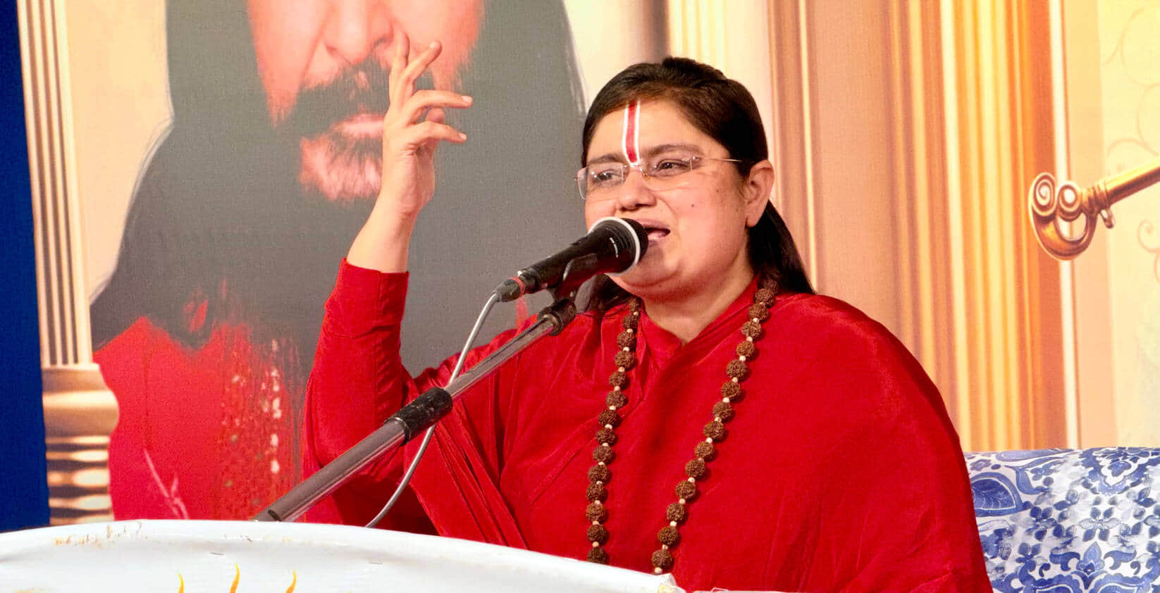 दिव्य ज्योति जागृति संस्थान की ओर से आयोजित सत्संग में प्रवचन करती दिवेशा भारती। स्वयं