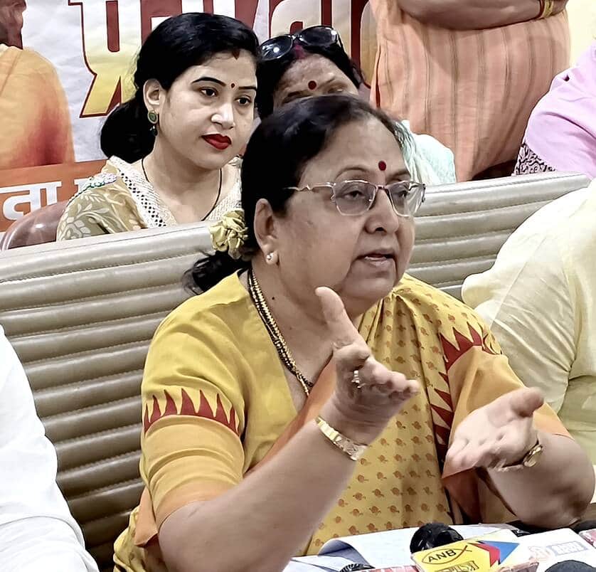 वार्ता करतीं प्रभारी मंत्री बेबीरानी मौर्य। संवाद