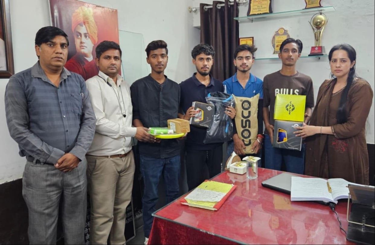 Deputy Director Ritu Rani distributed sports goods.