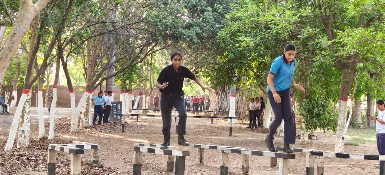12-रोहतक में 2 हरियाणा कन्या वाहिनी एनसीसी की ओर से प्रशिक्षण शिविर में ऑब्सटेकल की ट्रेनिंग मे