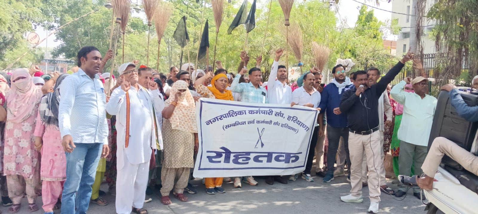 34-शहर में झाडू प्रदर्शन करते नगर निगम कर्मचारी । स्रोत संघ