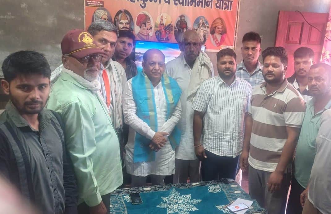 36-घडावठी गांव में लखनमाजरा मंडल की बैठक में संबोधित करते मंडल के प्रभारी अशोक खुराना व अन्य। 