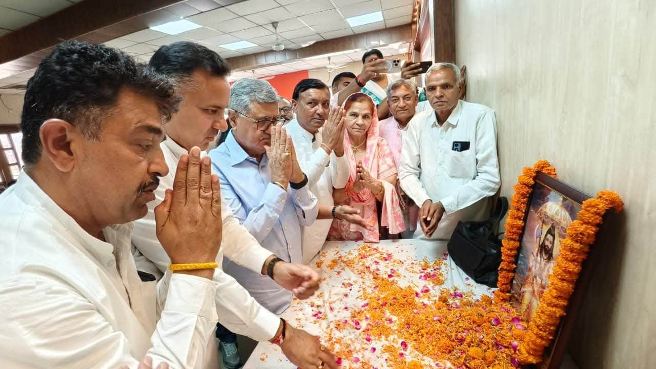 40-जिला कांग्रेस कमेटी कार्यालय में भगवान परशुराम जयंती मनाते कार्यकर्ता। स्रोत - पार्टी