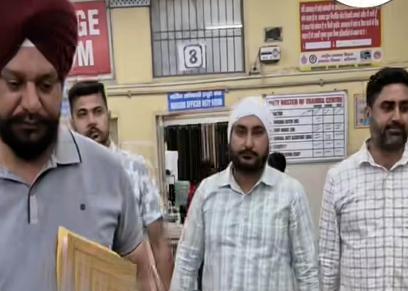 आरोपी सरपंच प्रतिनिधि रणजीत सिंह पुलिस टीम के साथ। स्वयं