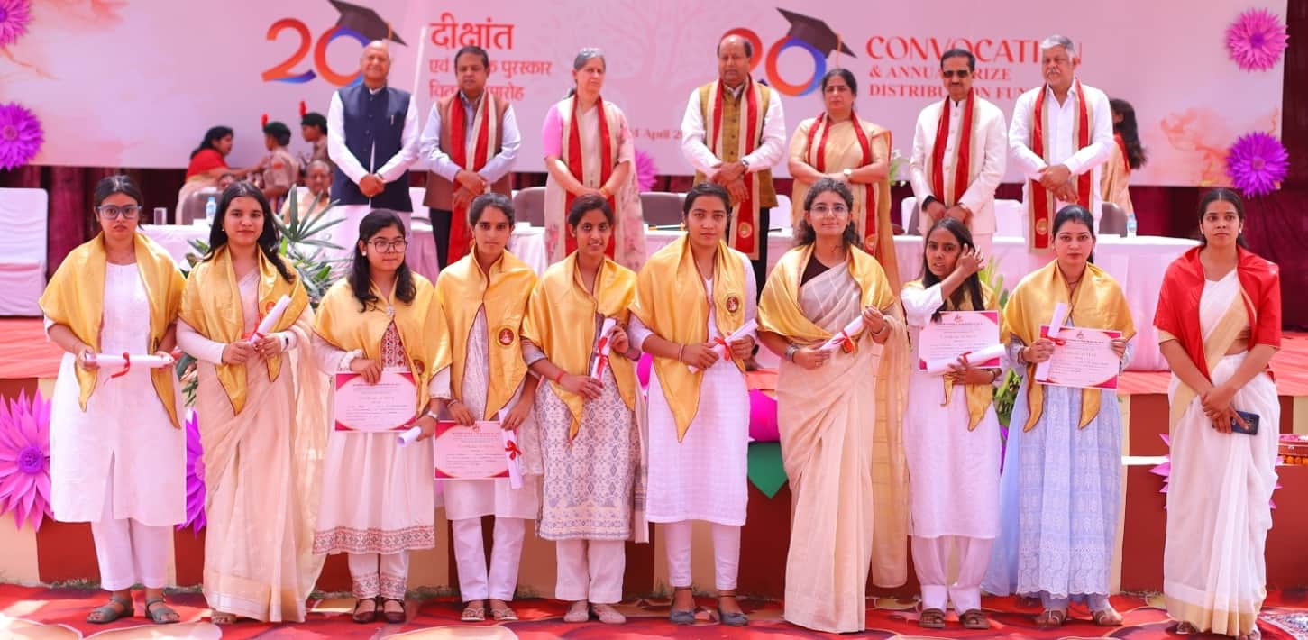 आदर्श महिला महाविद्यालय के दीक्षांत समारोह में छात्राओं को डिग्रियां प्रदान करती प्रो दीप्ति 