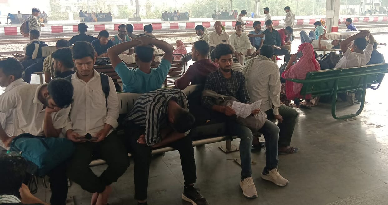 The crowd at the railway station