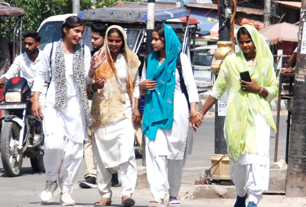 Heatwaves scorch people, mercury reaches 41 degrees