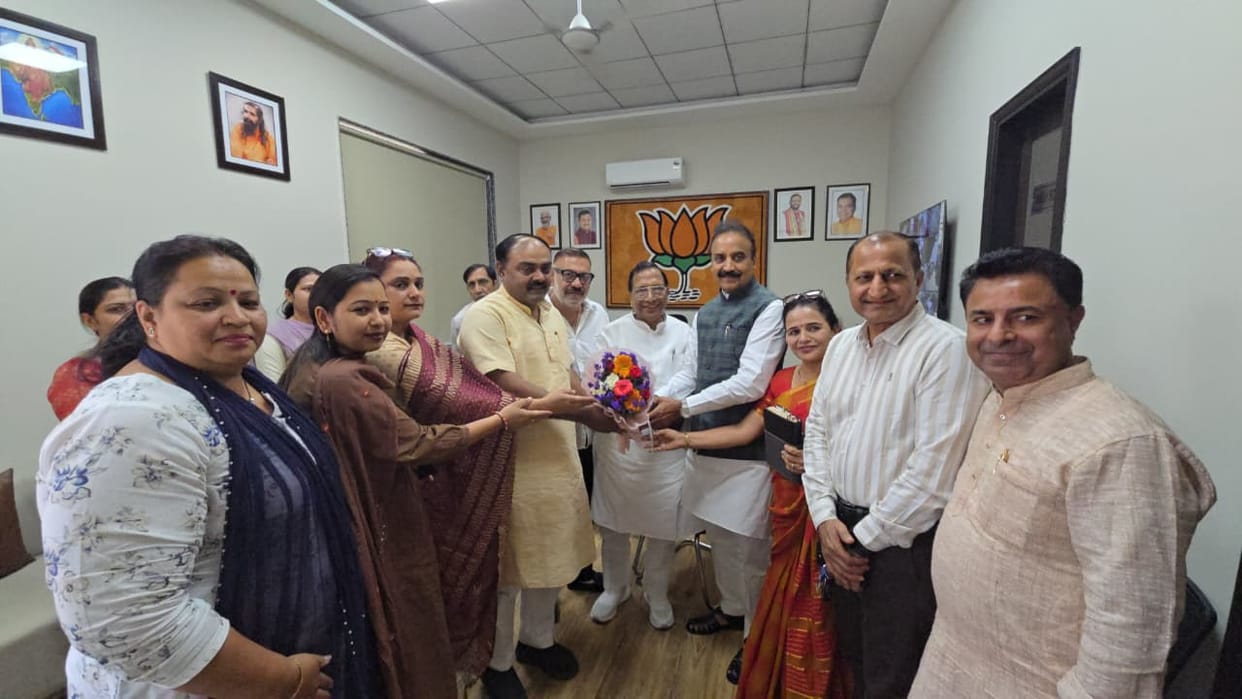 The BJP district executive meeting decided to take the party and government policies to the people.