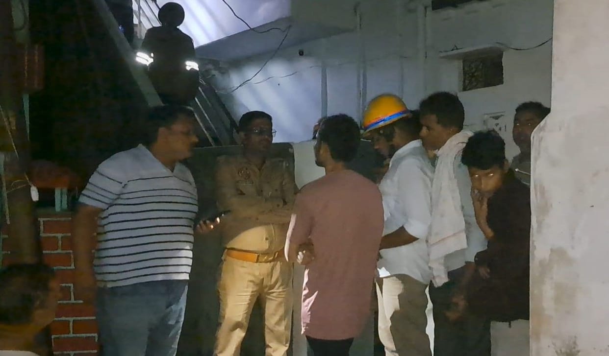 A house caught fire due to a lamp's flame, three people were injured