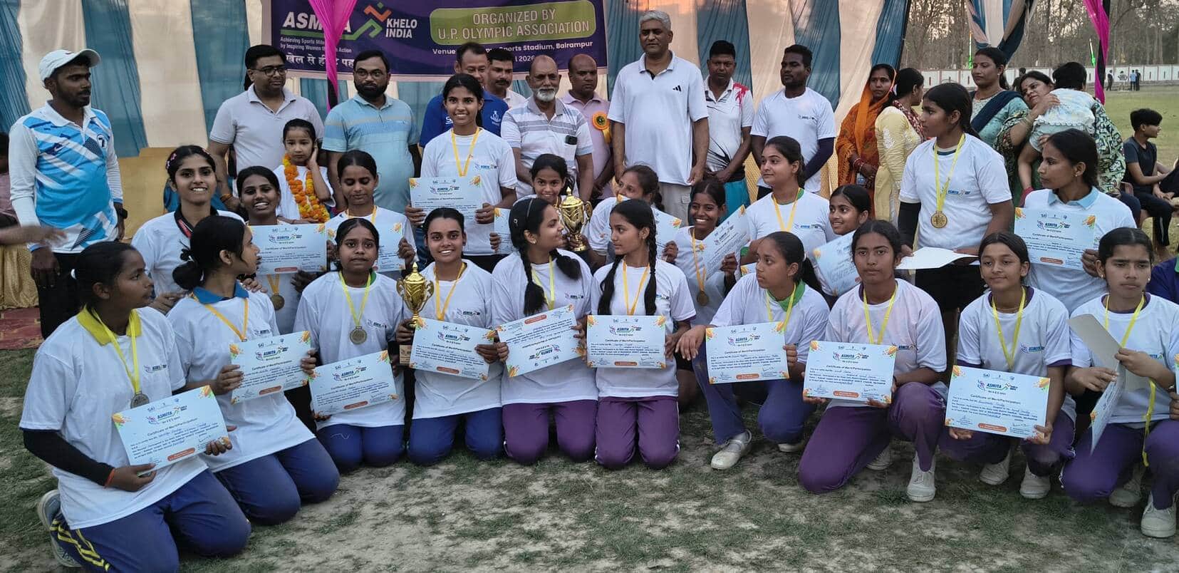 बलरामपुर के स्पोर्ट्स स्टेडियम में विजेता टीम के खिलाड़ी।