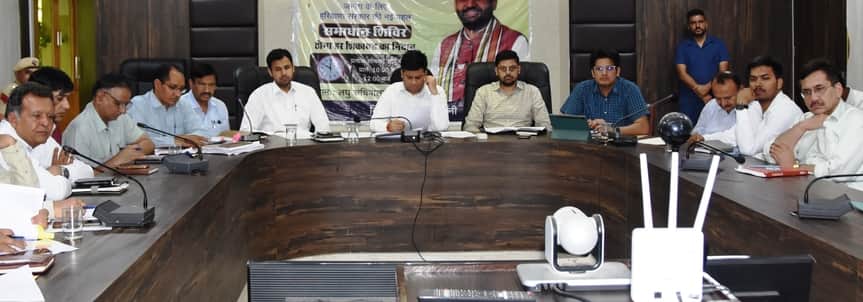 डीआरडीए हाल में अधिकारियों की बैठक लेते उपायुक्त साहिल गुप्ता।