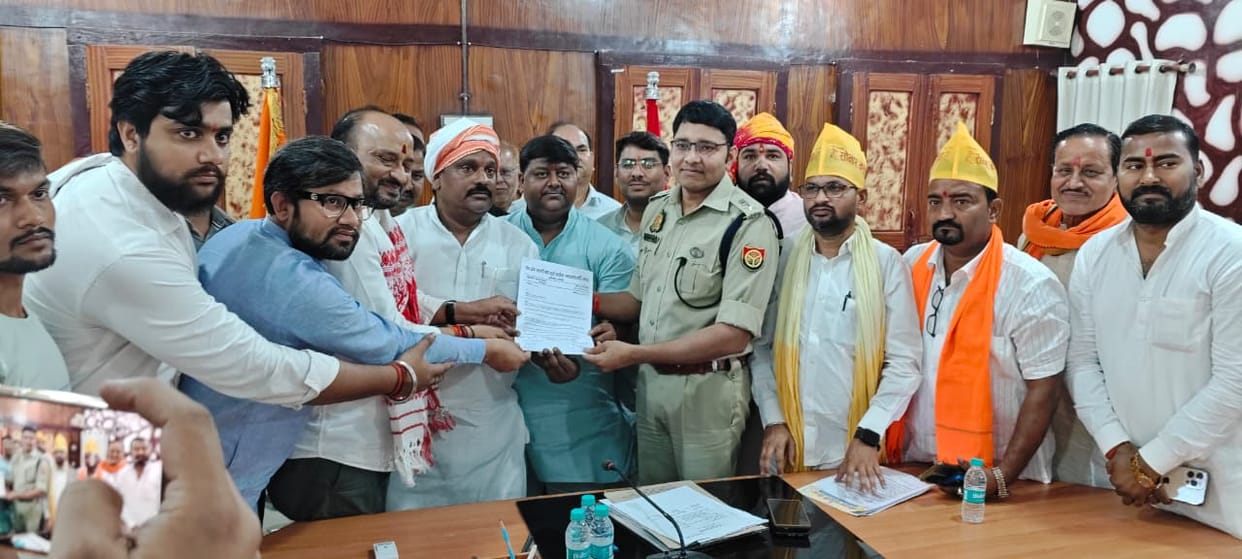 A delegation of traders met SP Gonda