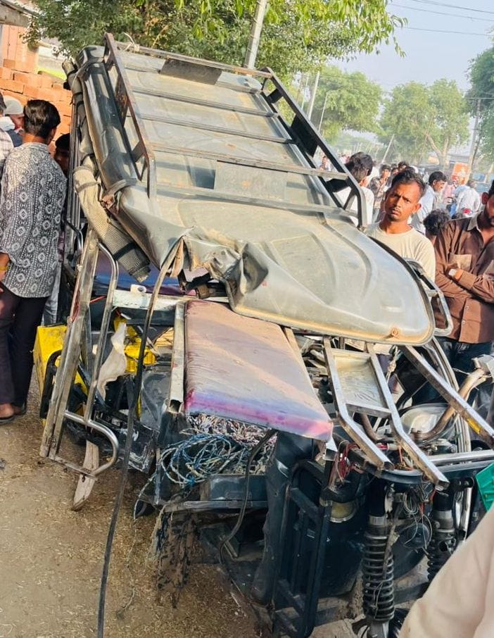 Bolero with UP government written on it hits e-rickshaw, four people including woman and child injured