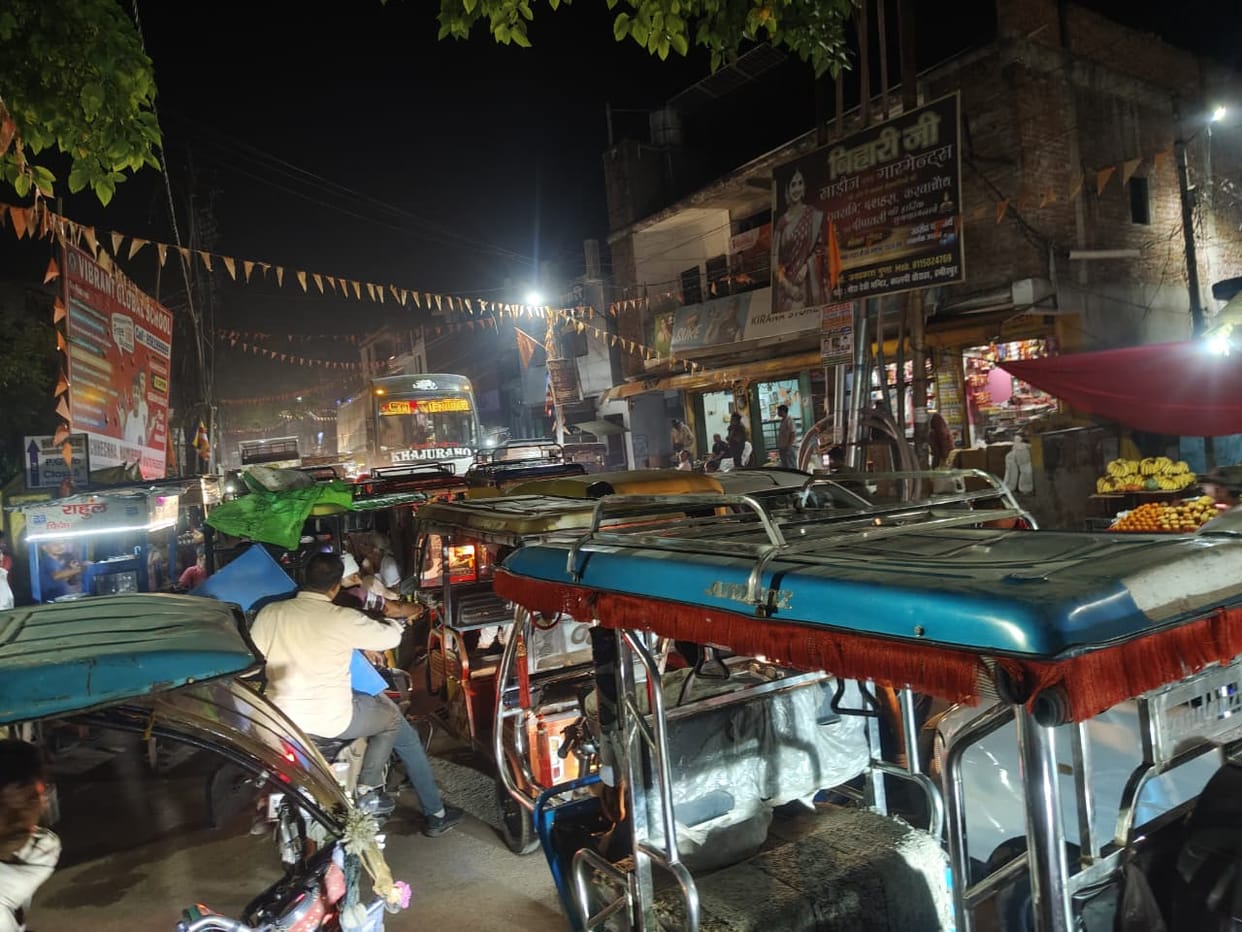Traffic jam at Kalpi intersection, vehicles slowed down in the evening