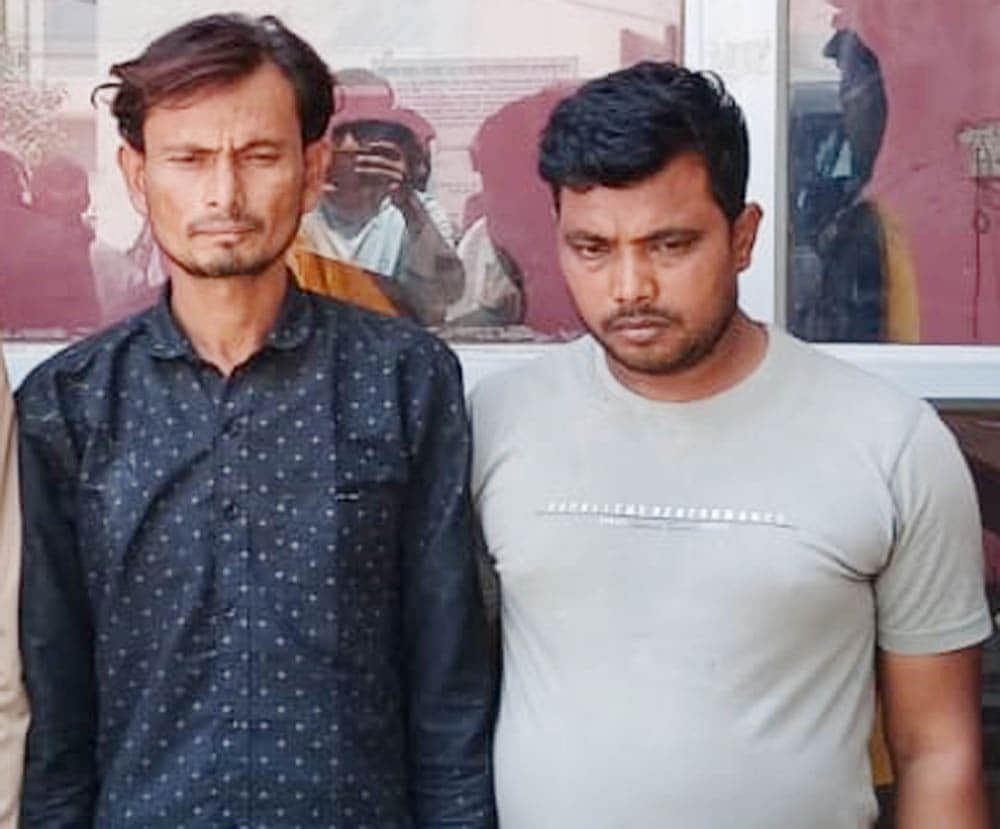 फोटो 25 एचएएमपी 16- राठ पुलिस की गिरफ्त में चोरी के आरोपी। स्रोतः पुलिस