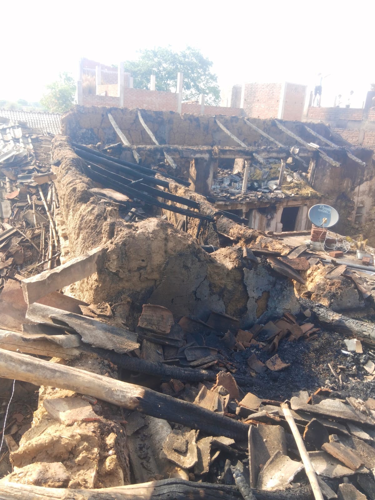 Five families' households reduced to ashes in a fire in Muslimpurwa, teenagers suffered burn injuries.