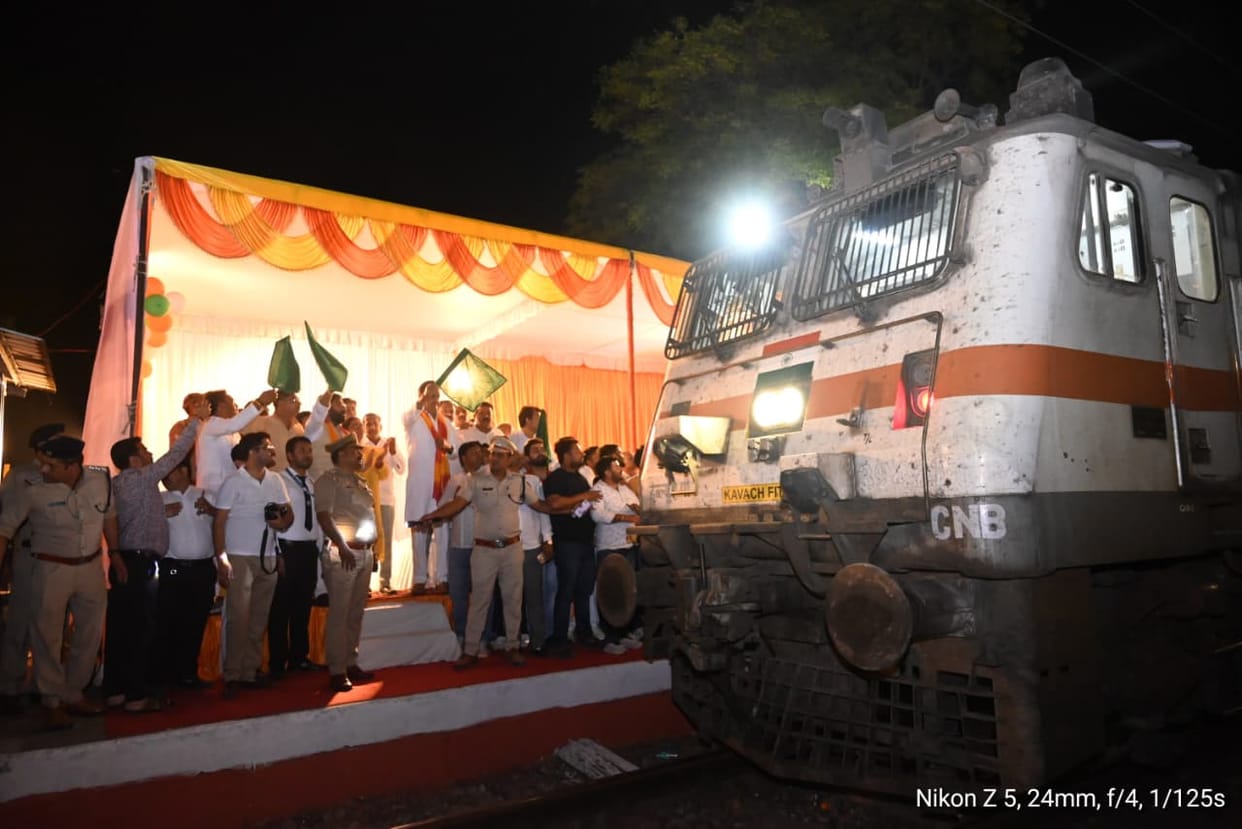 Sangam stopped at Gulaothi station, Rajya Sabha MP flagged it off