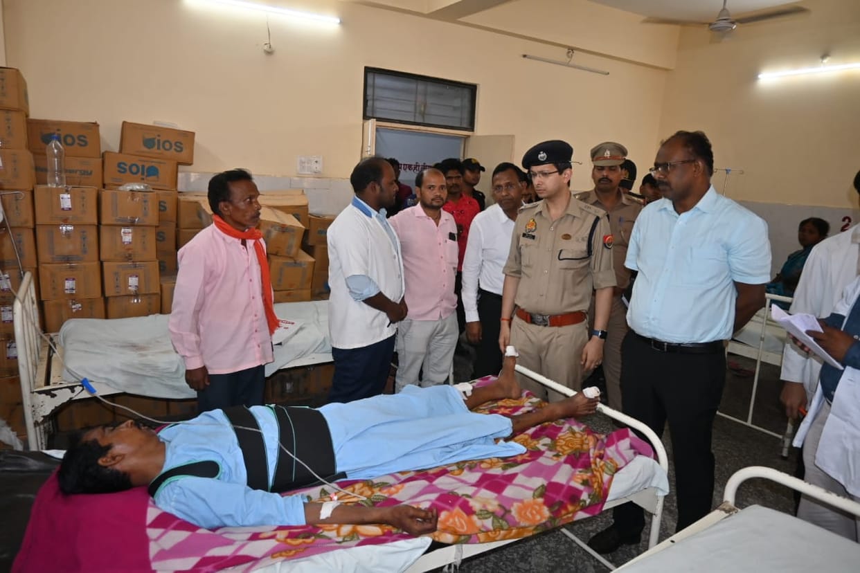 The DM and SP visited the BRD Medical College in Gorakhpur to inquire about the condition of the injured.