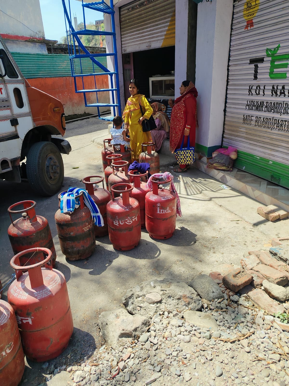 LPG crisis in Uhal... Cylinders not available even after waiting for hours