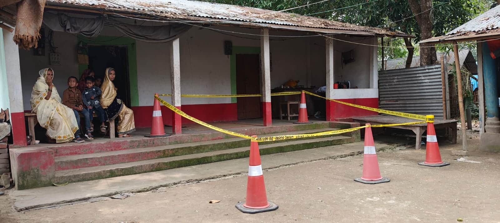 घटनास्थल पर मामले की जांच पड़ताल करती पुलिस