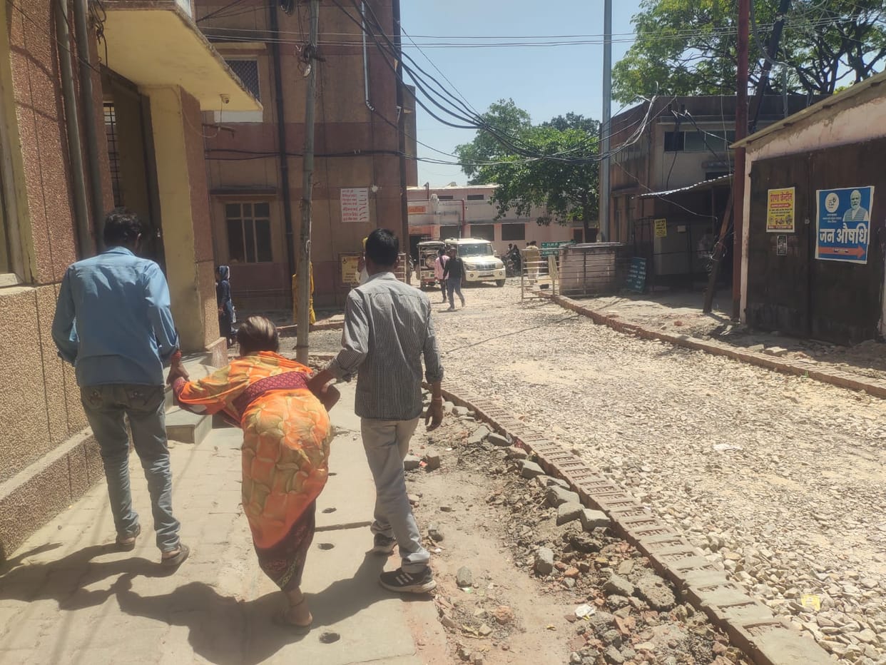 Patients suffering from the heat... Treatment amid chaos in the district hospital