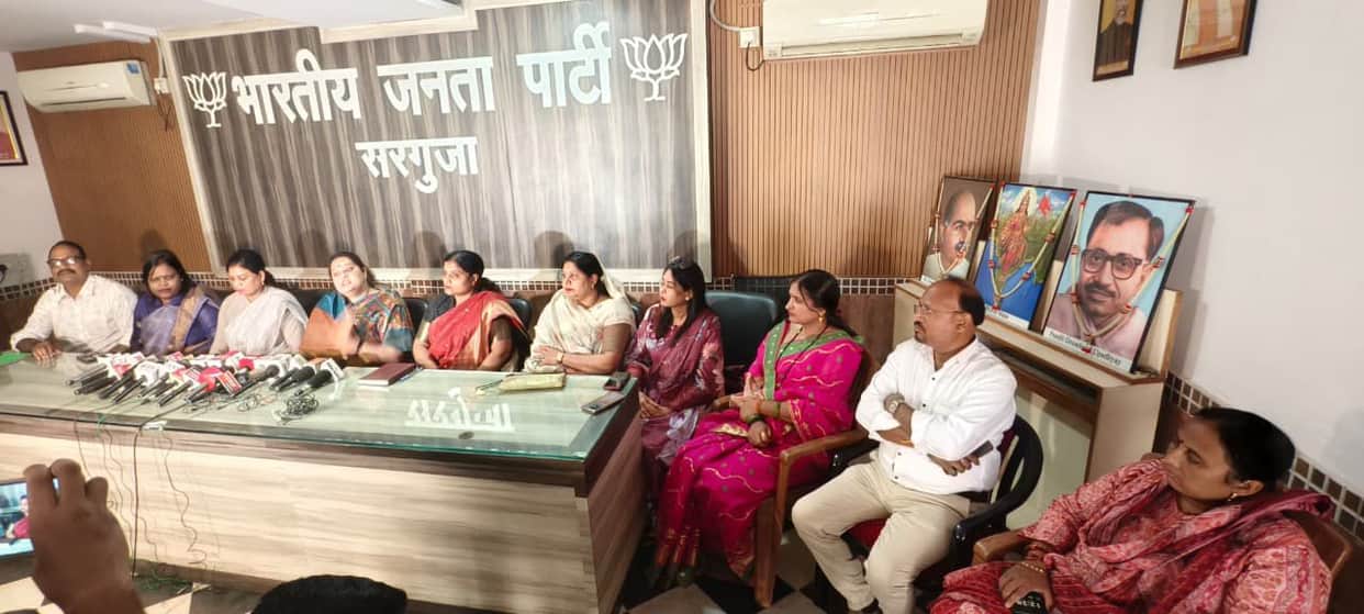 Intense Politics Over Nari Shakti Vandan Adhiniyam BJP and Congress Trade Accusations in Ambikapur