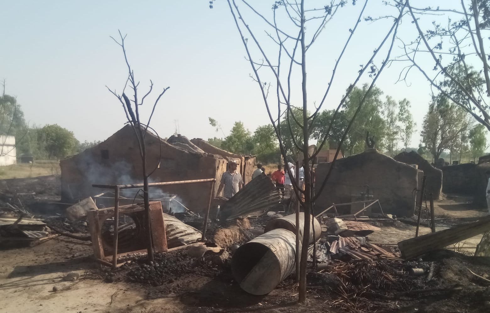 कोहडौर थाना क्षेत्र के कांधरपुर सुजानगगढ़ में आग लगने से जले मकान। संवाद