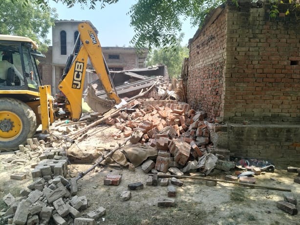 The building of the person with whom the SDM had an argument in the tehsil premises was demolished.