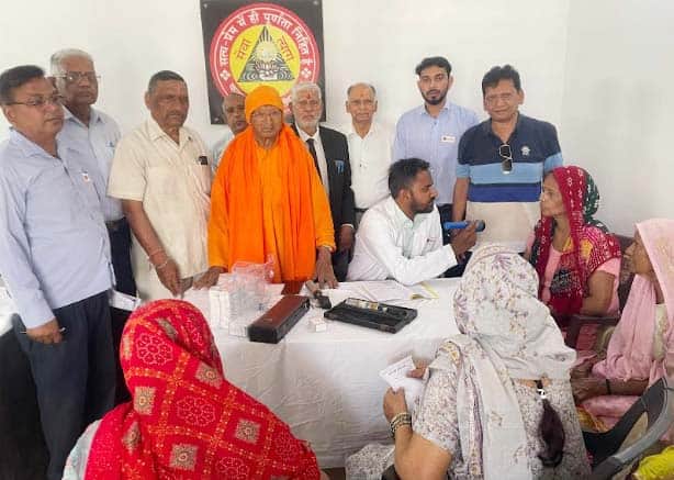 मानव सेवा संघ में आयोजित नेत्र जांच शिविर में जांच करते डाक्टर की टीम। स्वयं