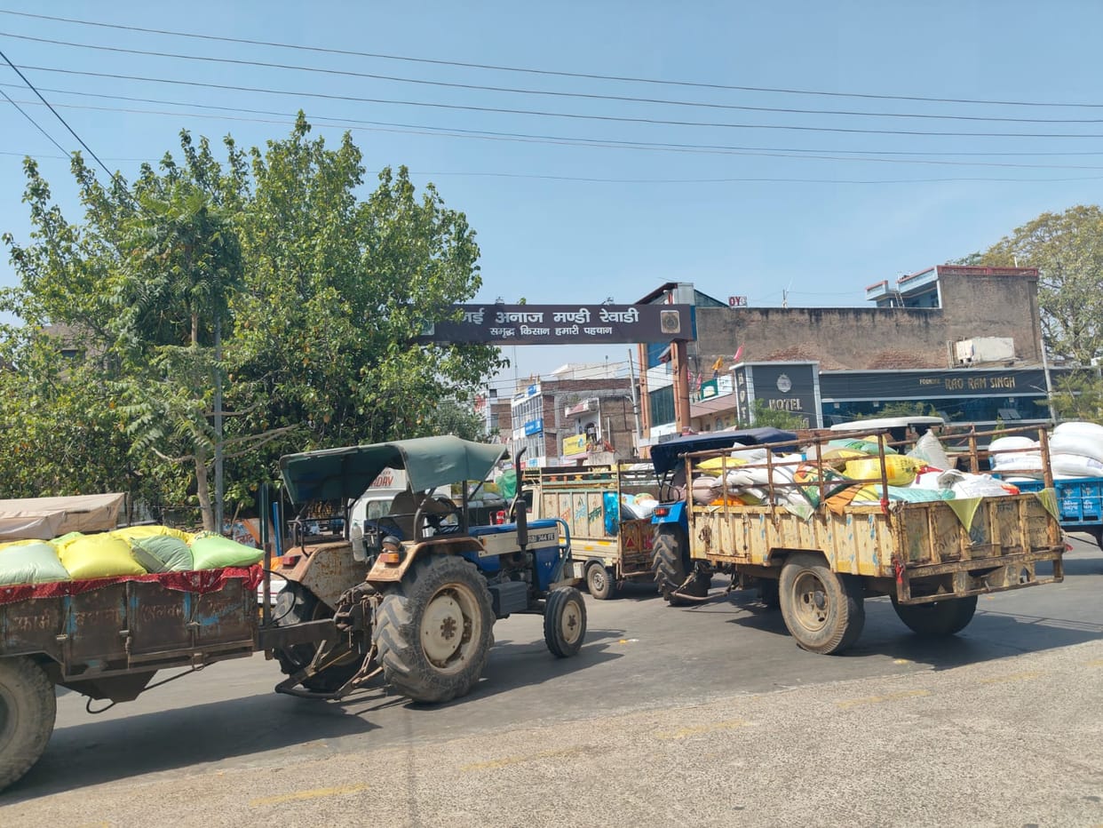 Farmers Arriving to Sell Crops Stuck in Traffic; Wait for Hours Outside Market in Scorching Heat