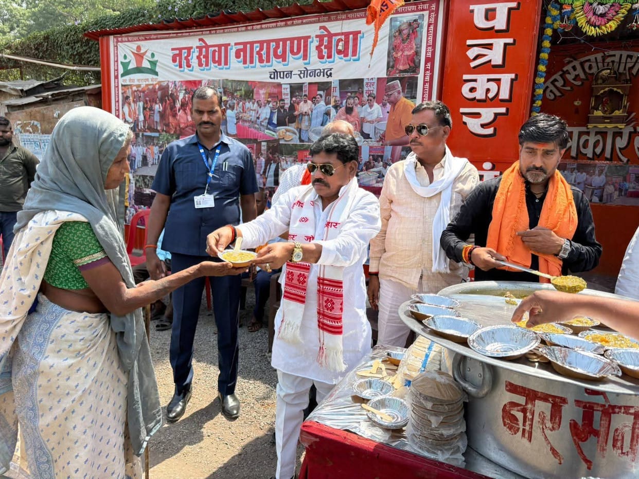 The Minister served khichdi and sherbet to passersby.